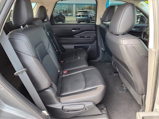 2023 Nissan Pathfinder SL FWD